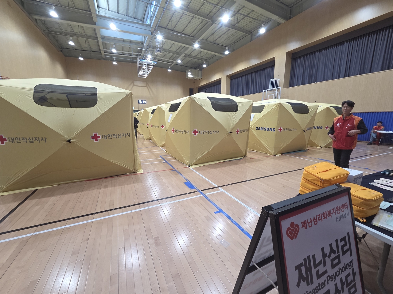 An emergency shelter at Gaepo Middle School in Seoul houses 38 people from 29 households displaced by the Guryong Village fire on Wednesday. (Park Yuna/The Korea Herald)