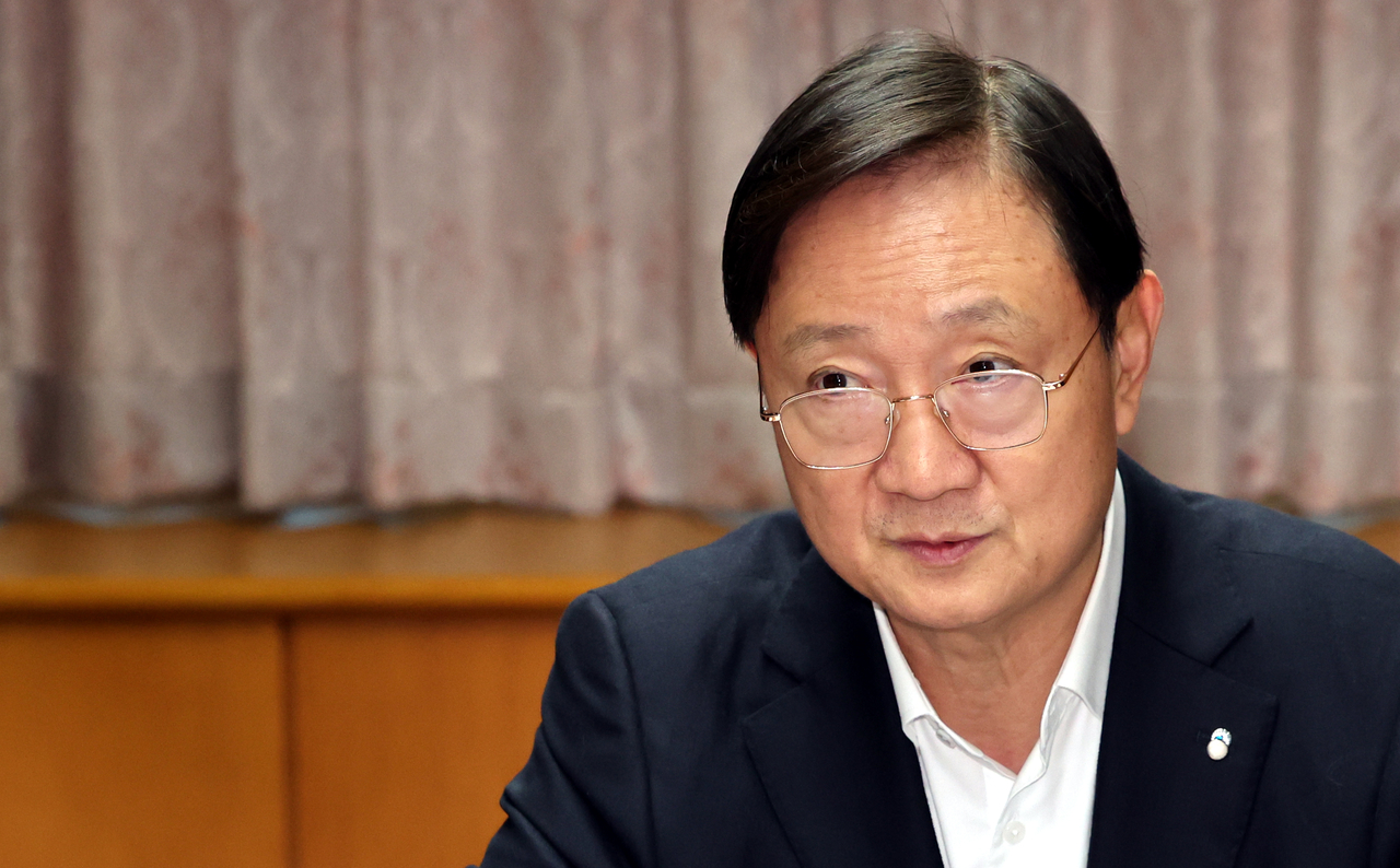 Financial Supervisory Service Gov. Lee Chan-jin speaks during a meeting with board chairs from major local banking groups in Seoul on Wednesday. (Newsis)