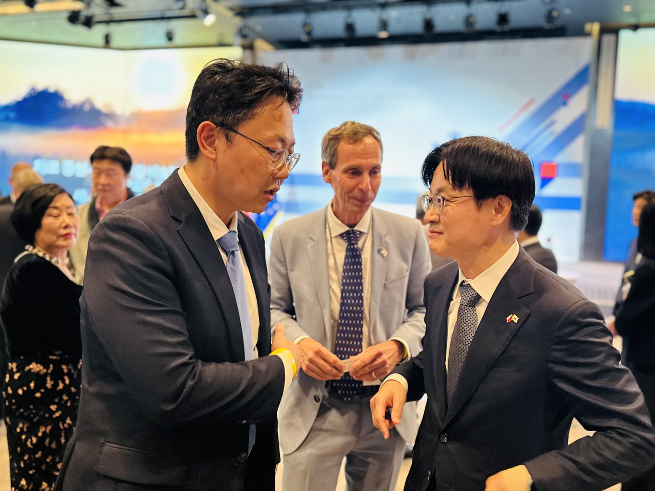 South Korean Industry Minister Kim Jung-kwan greets attendees at a Czech National Day event in Seoul on Tuesday. (Sanjay Kumar/The Korea Herald)