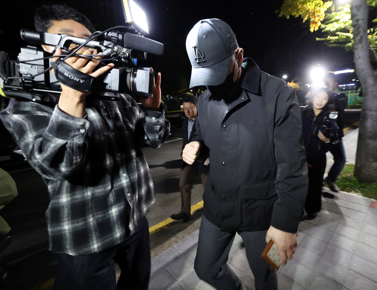 ‘여고생 살해범’ 장윤기의 아버지 장모 경감이 28일 전남광주 동구 광주지방법원에서 열린 경찰의 부실 수사 의혹 사건 공판에 출석해 증인 신문을 받고 이동하고 있다. [연합]