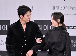 [포토] 유연석, 서현진 ‘우리 오랜만이지?’