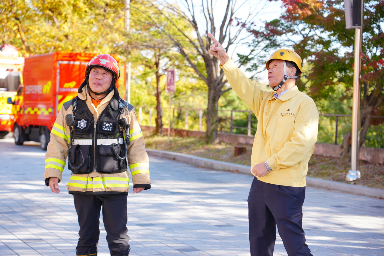 Participants conduct a disaster response drill at the Bukhansan National Park office in Seongbuk-gu, Seoul, on Tuesday.