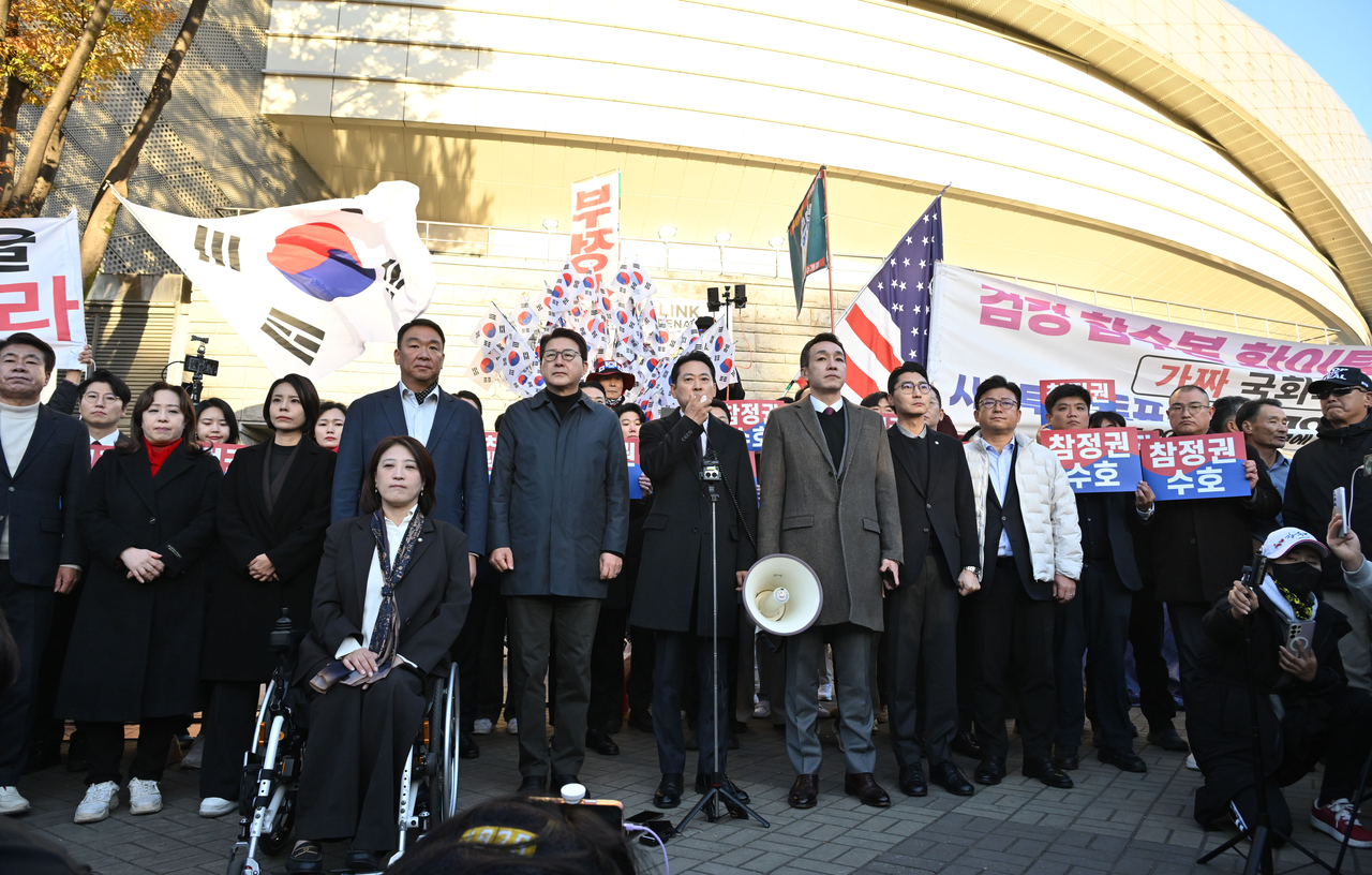 장동혁(가운데) 국민의힘 대표가 28일 오전 서울 송파구 올림픽공원 핸드볼경기장에서 선관위 특검 올림픽공원 현장 검증 관련 기자회견을 하고 있다. 이날 6·3 지방선거 투표용지 부족 사태 등을 수사하는 이태한 선거관리위원회 특별검사팀은 지방선거 이후 147일 만에 투표함을 열고 투표용지 공개검증을 한다. 임세준 기자