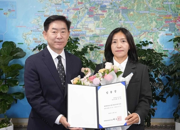백승주 부시장(왼쪽)과 박수인 남도장터 신임 대표이사.