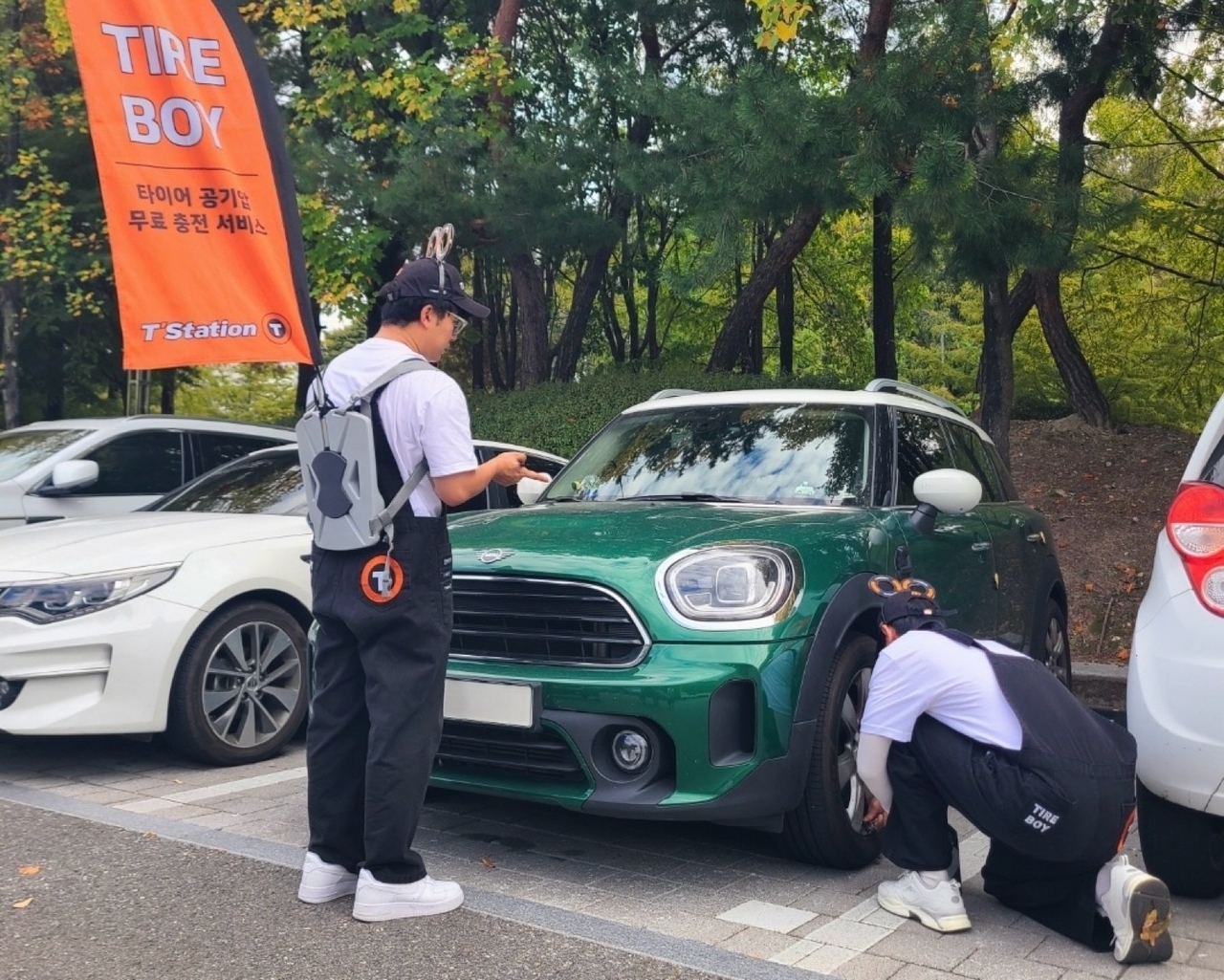 한국타이어 안전 캠페인 ‘타이어보이’에서 타이어 상태를 확인하는 모습. [한국타이어 제공]