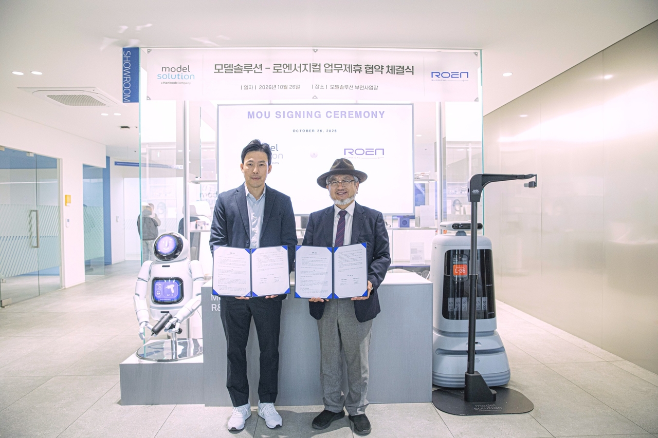 Model Solution CEO Yoo Hyung-min (left) and Roen Surgical CEO Kwon Dong-soo pose for a photo at the MOU signing ceremony for next-generation medical robot development cooperation, held Monday at Model Solution's Bucheon facility. [Model Solution]
