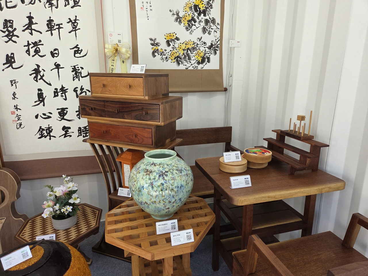Inmate-made crafts are displayed at the "Correctional Institution Art Exhibition" at Seoul Grand Park in Gwacheon, Gyeonggi Province, Wednesday. (Hwang Sun-jun/The Korea Herald)