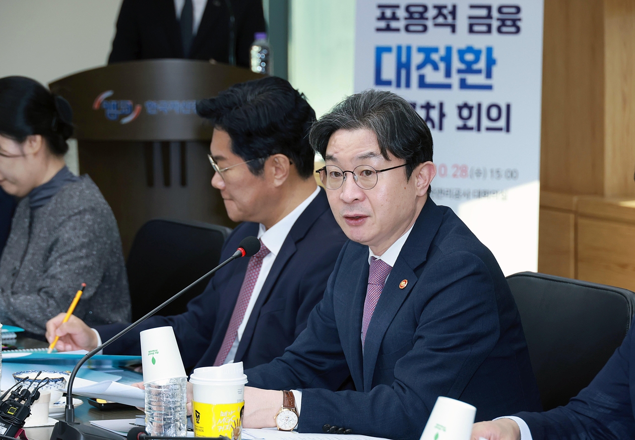 이억원 금융위원장이 28일 오후 서울 강남구 한국자산관리공사 양재타워에서 개최한 ‘제7차 포용적 금융 대전환 회의’에서 유관기관, 민간의 현장전문가 등과 금융권의 포용금융 노력에 대한 종합평가체계 도입방안을 논의하고, 그간의 채무조정 정책 추진현황을 점검했다.[금융위원회 제공]