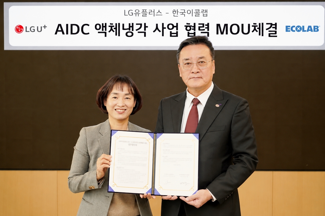 Jeong Suk-kyung, head of LG Uplus's AI data center business (left), and Ryu Yang-kwon, chief executive of Ecolab Korea, pose for a photo at the MOU signing ceremony held at LG Uplus's Yongsan headquarters in Seoul. [LG Uplus]