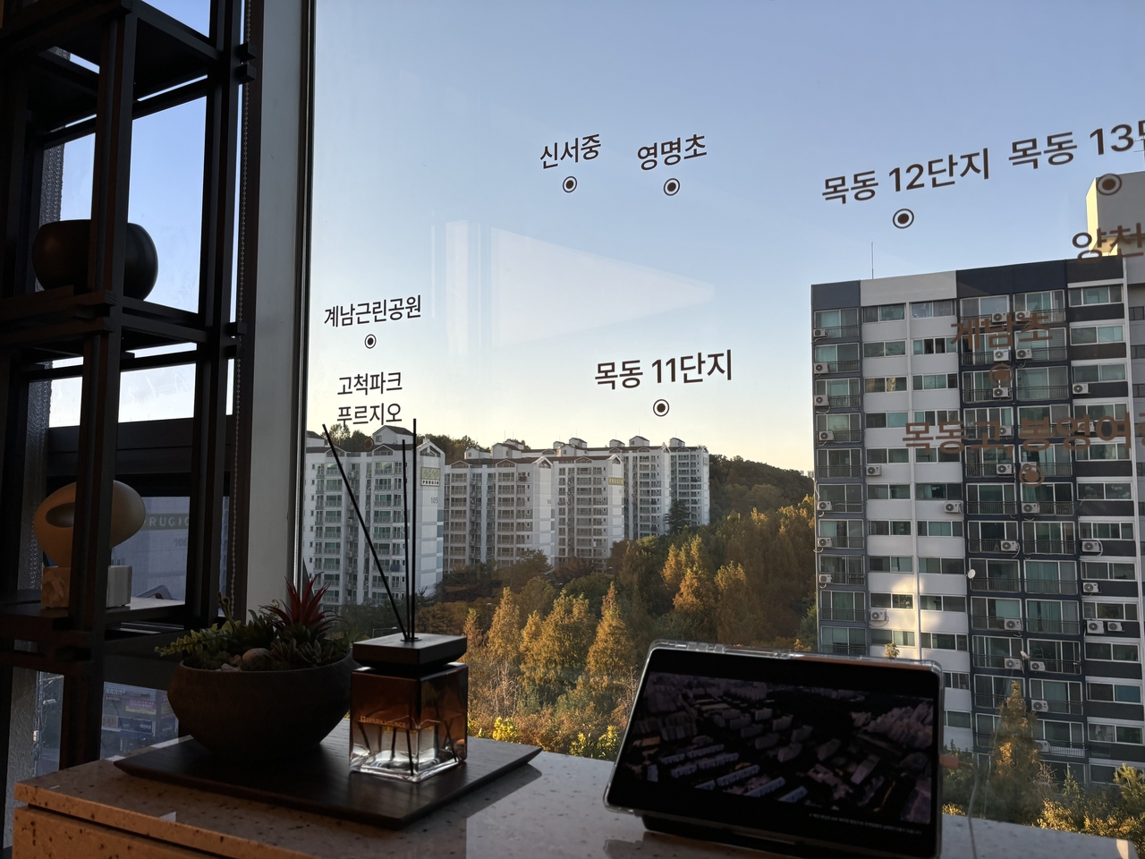 Mokdong complex 11 is visible through the windows of the Mokdong IPark Lounge on the seventh floor of Hyeonjun Plaza in Guro-gu, Seoul, on Wednesday. (Kim Hee-ryang)