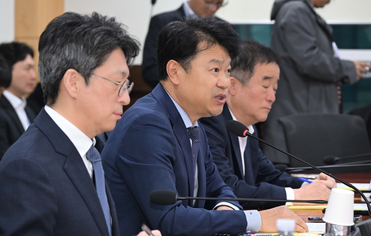 국토교통위원회 여당 간사인 복기왕 더불어민주당 의원이 28일 오전 서울 여의도 국회 의원회관에서 열린 국토교통부 당정협의에서 발언하고 있다. 이상섭 기자