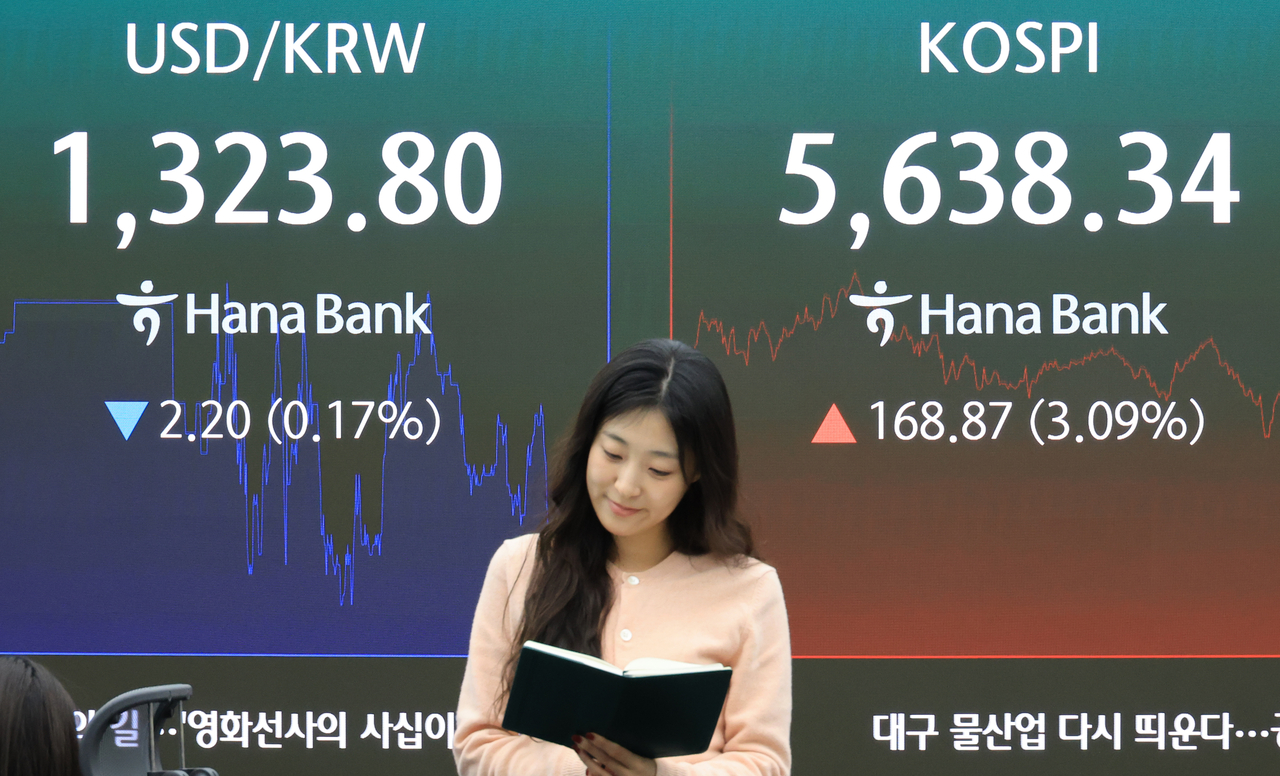 An electronic board showing the Korea Composite Stock Price Index at a dealing room of the Hana Bank headquarters in Seoul on Wednesday. (Yonhap)