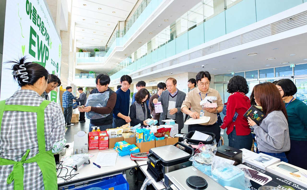 한국동서발전 임직원들이 28일 본사 1층 로비에서 열린 ‘EWP 반짝매장’ 행사에 참여하고 있다. [한국동서발전 제공]