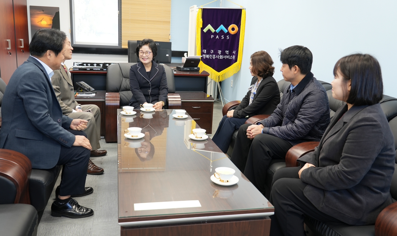 윤영애 신임 대구행복진흥원장(가운데)이 28일 직원 상견례에 앞서 주요 간부들과 차담회를 갖고 인사를 나누고 있다.[대구행복진흥원 제공]