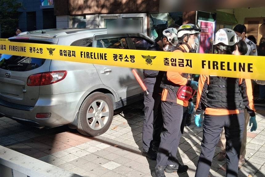 전남광주 서구 치평동에서 어린이집으로 돌진한 SUV. [전남광주통합소방본부 제공]