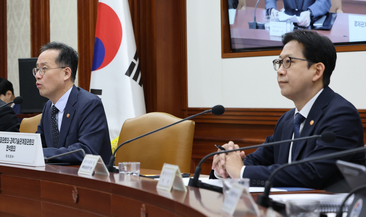 Finance Minister Lee Hyoung-il (L) speaks during a meeting held in Seoul on Wednesday. (Yonhap)