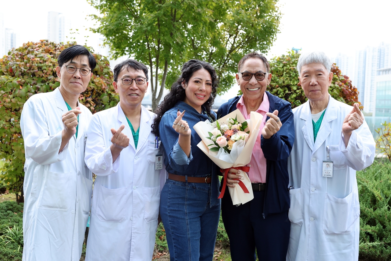From left: Professors Song Gi-Won, Moon Deok-bog, Kimberly Lucia Quiroz, Marco Antonio Quiroz and Lee Sung-gyu pose for a picture at Asan Medical Center in Seoul on Oct. 21. (Asan Medical Center)