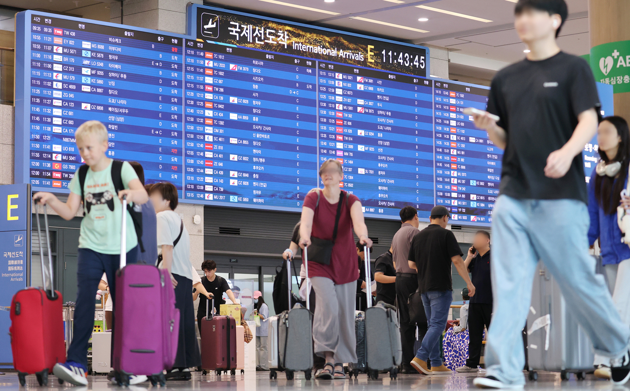 인천국제공항 제1여객터미널에 입국하는 내·외국인들 [연합]