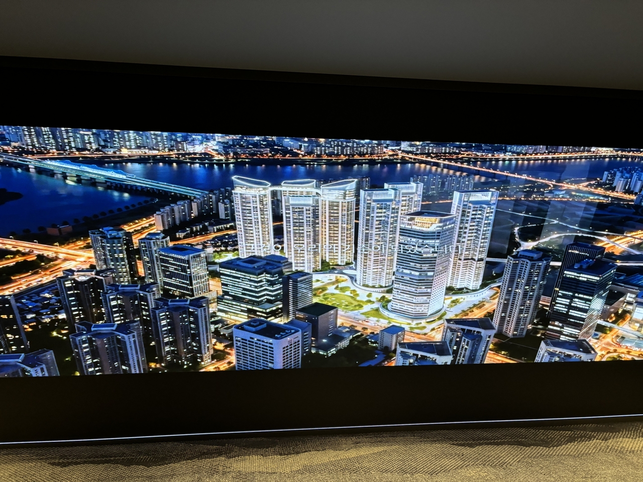 A video showing a future vision of Mokdong complex 11 plays in the presentation zone of the Mokdong IPark Lounge on the seventh floor of Hyeonjun Plaza in Guro-gu, Seoul, on Wednesday. (Kim Hee-ryang)
