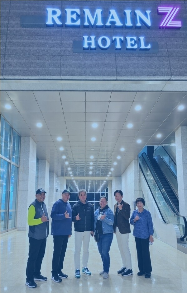 (사진 : 하와이 카운티 방문단과 관계자들이 인천 영종도 미단시티에 자리한 리메인지호텔에서 기념촬영을 하고 있다.)