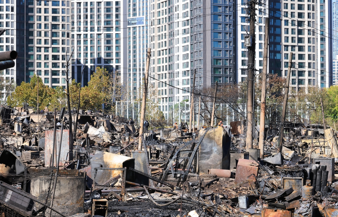 The aftermath of Tuesday’s fire in Guryong Village in Gangnam-gu, southern Seoul, is seen Wednesday. (Yonhap)