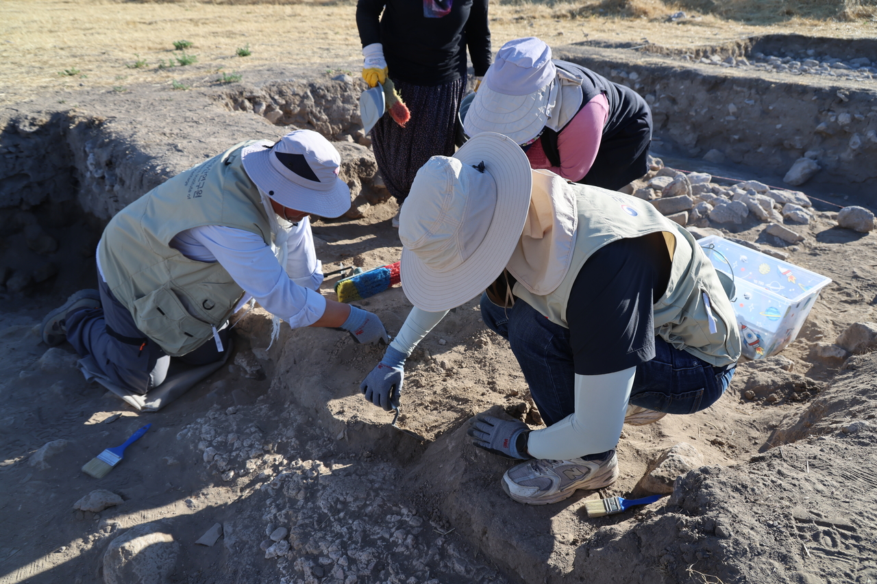 Members of the joint research team conduct excavations at Kultepe, Turkey. (Korea Heritage Service)