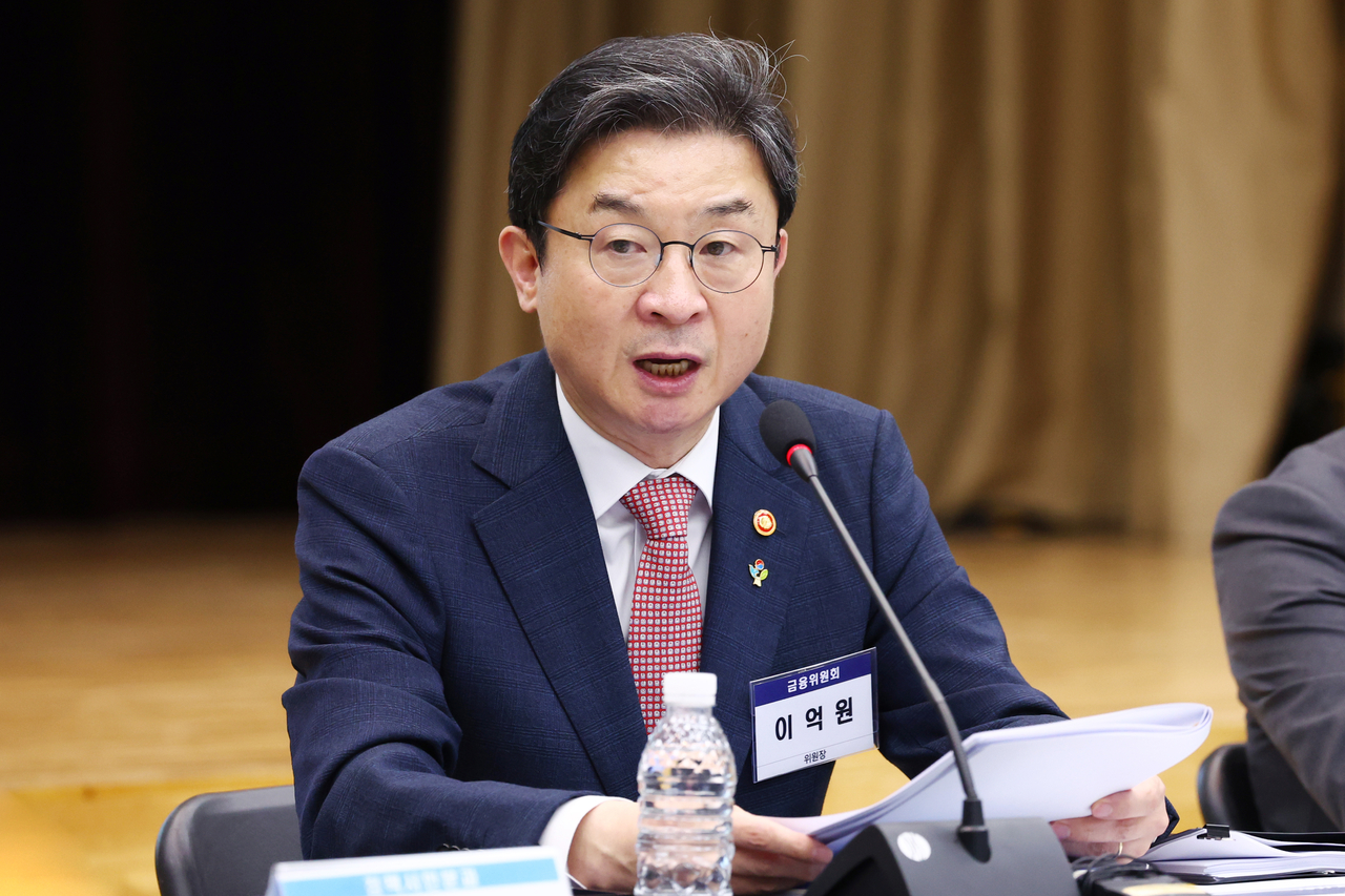 Financial Services Commission Chairman Lee Eok-won speaks at an inclusive finance forum held at the Korea Deposit Insurance Corporation in Jung-gu, Seoul, on Tuesday afternoon. [Yonhap]