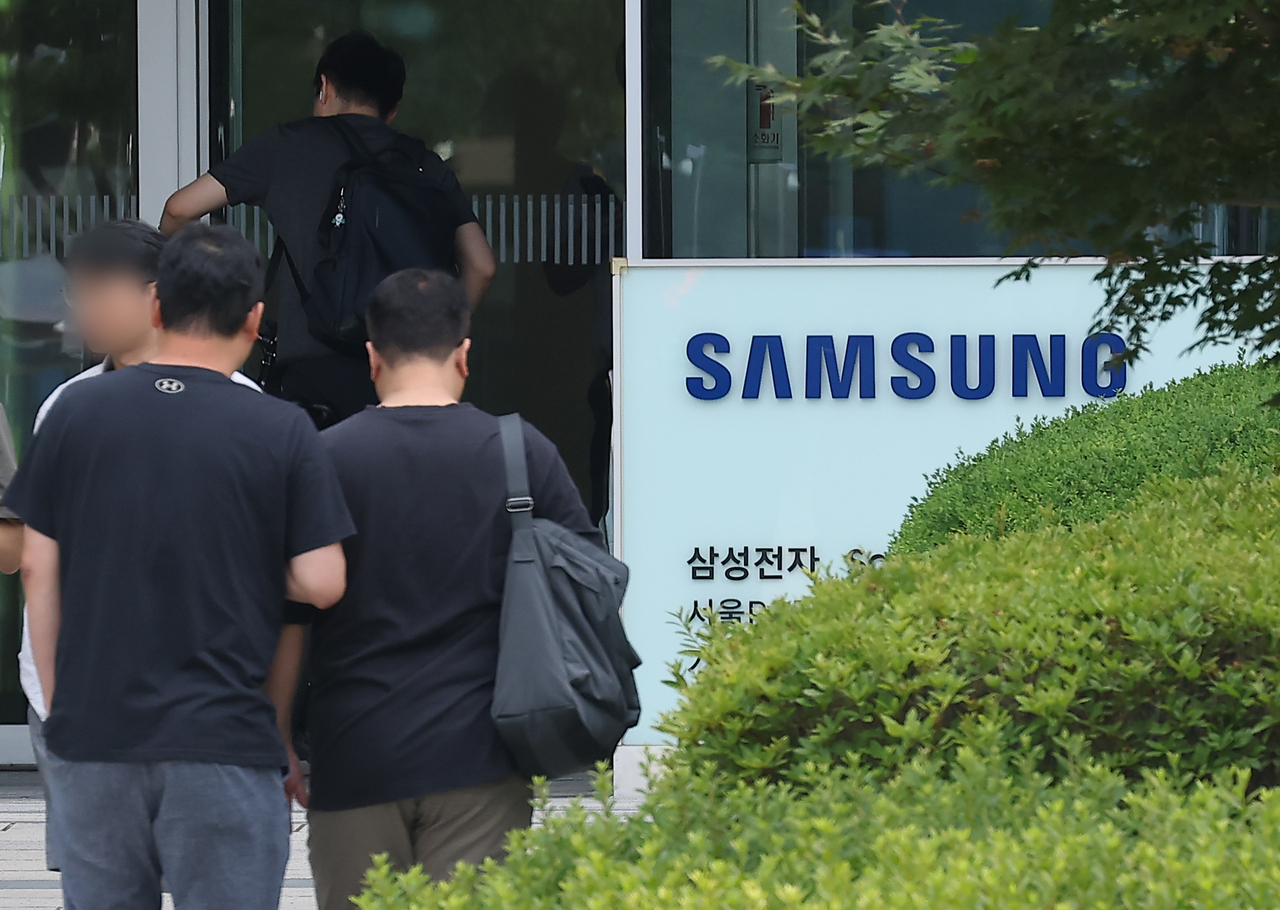 지난 6월 24일 서울 서초구 우면동 삼성전자 서울R&D캠퍼스에서 직원들이 출근하고 있다. [연합]