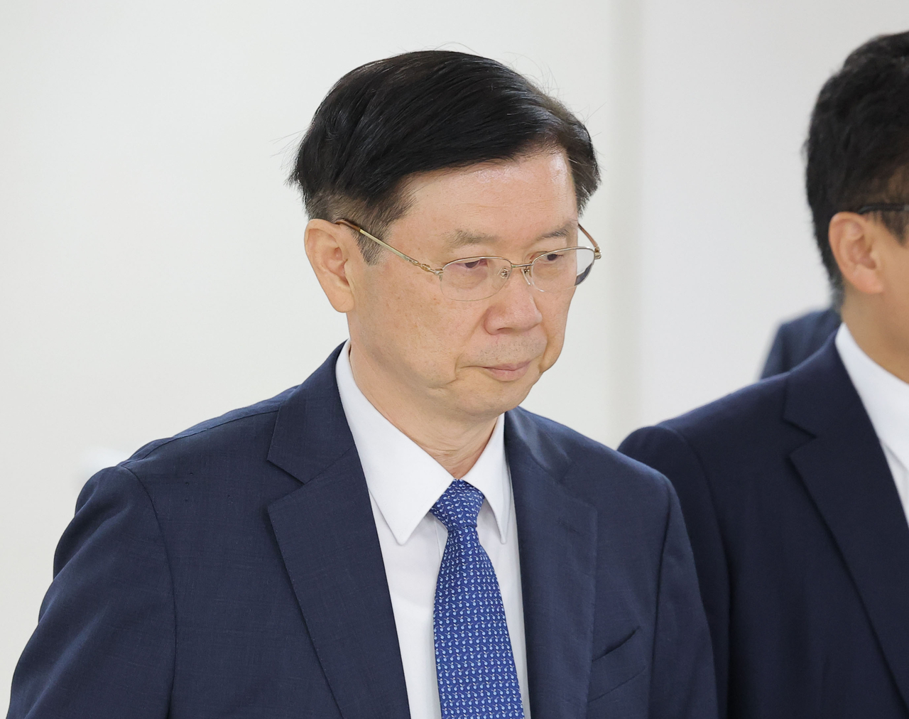윤석열 전 대통령에 대한 공수처 체포영장 집행을 방해한 혐의로 기소된 박종준 전 경호처장이 지난 7월 서울 서초구 서울중앙지법에서 열린 특수공무집행 방해 혐의 등 1심 선고 공판에 출석하고 있다. [연합]