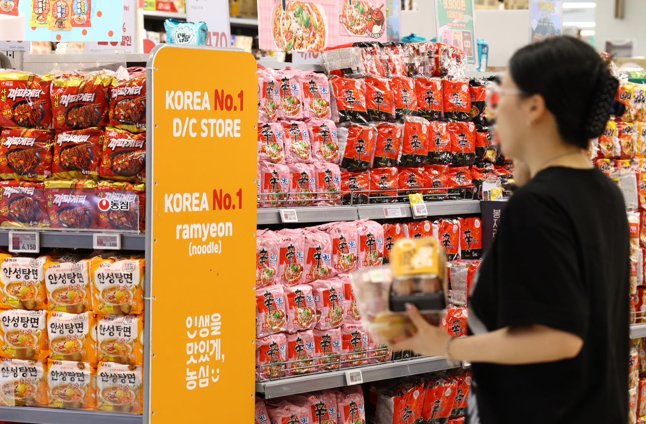 Ramyun products on display at a hypermarket in Seoul. [Yonhap]