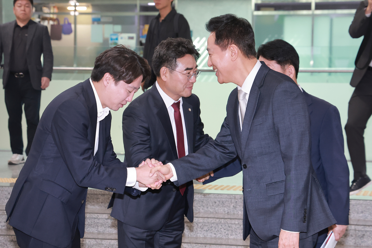 오세훈 서울시장과 개혁신당 이준석 의원이 지난 7일 국회 의원회관에서 열린 수도권주거혁신포럼 세미나에 참석하며 인사하고 있다. [연합]