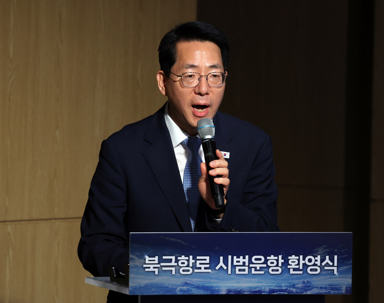 황종우 해양수산부 장관이 13일 이재명 대통령이 참석한 가운데 부산에서 열린 북극항로 시범운항 환영식에서 경과보고를 하고 있다. 2026.10.13 [청와대통신사진기자단] <연합뉴스>