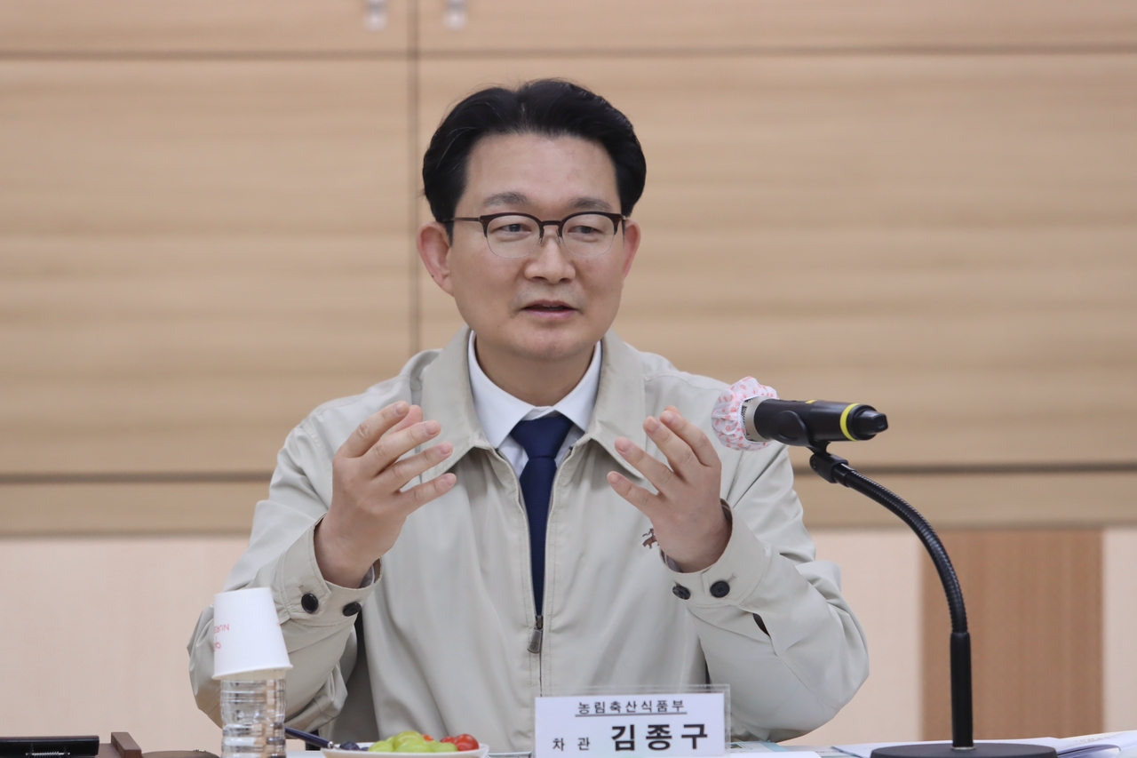 김종구 농림축산식품부 차관이 14일 성주참외과채류연구소를 방문해 인공지능 농업로봇의 기술개발·실증 현황을 점검, 기업들과 농업로봇의 현장 확산과 산업 성장을 위한 간담회에서 발언하고 있다. 2026.10.14 [농림축산식품부 제공. 재판매 및 DB 금지] <연합뉴스>
