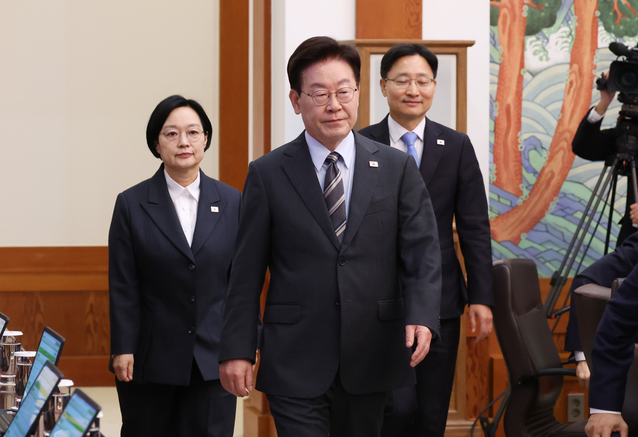이재명 대통령이 지난 27일 청와대에서 한성숙 국무총리, 임광현 비서실장과 함께 국무회의장에 입장하고 있다. [연합]