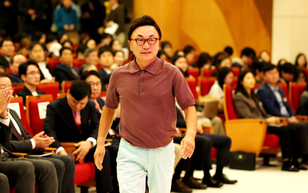 박현주 미래에셋그룹 회장이 27일 서울 동대문구 경희대학교 서울캠퍼스에서 ‘글로벌 자본시장, 다음 세대의 도약 그리고 한국경제의 새로운 길’이란 주제로 강연하기 위해 무대로 향하고 있다. [연합]