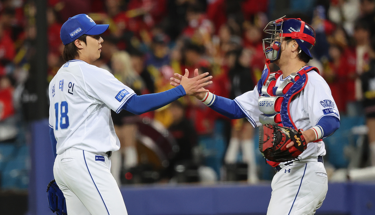 지난 27일 대구 삼성라이온즈파크에서 열린 2026 신한 SOL KBO리그 포스트시즌 플레이오프 2차전 KIA 타이거즈와 삼성 라이온즈의 경기. 9회초 삼성 마무리 투수로 나선 원태인이 승리 후 강민호와 함께 세리머니하고 있다. [연합]