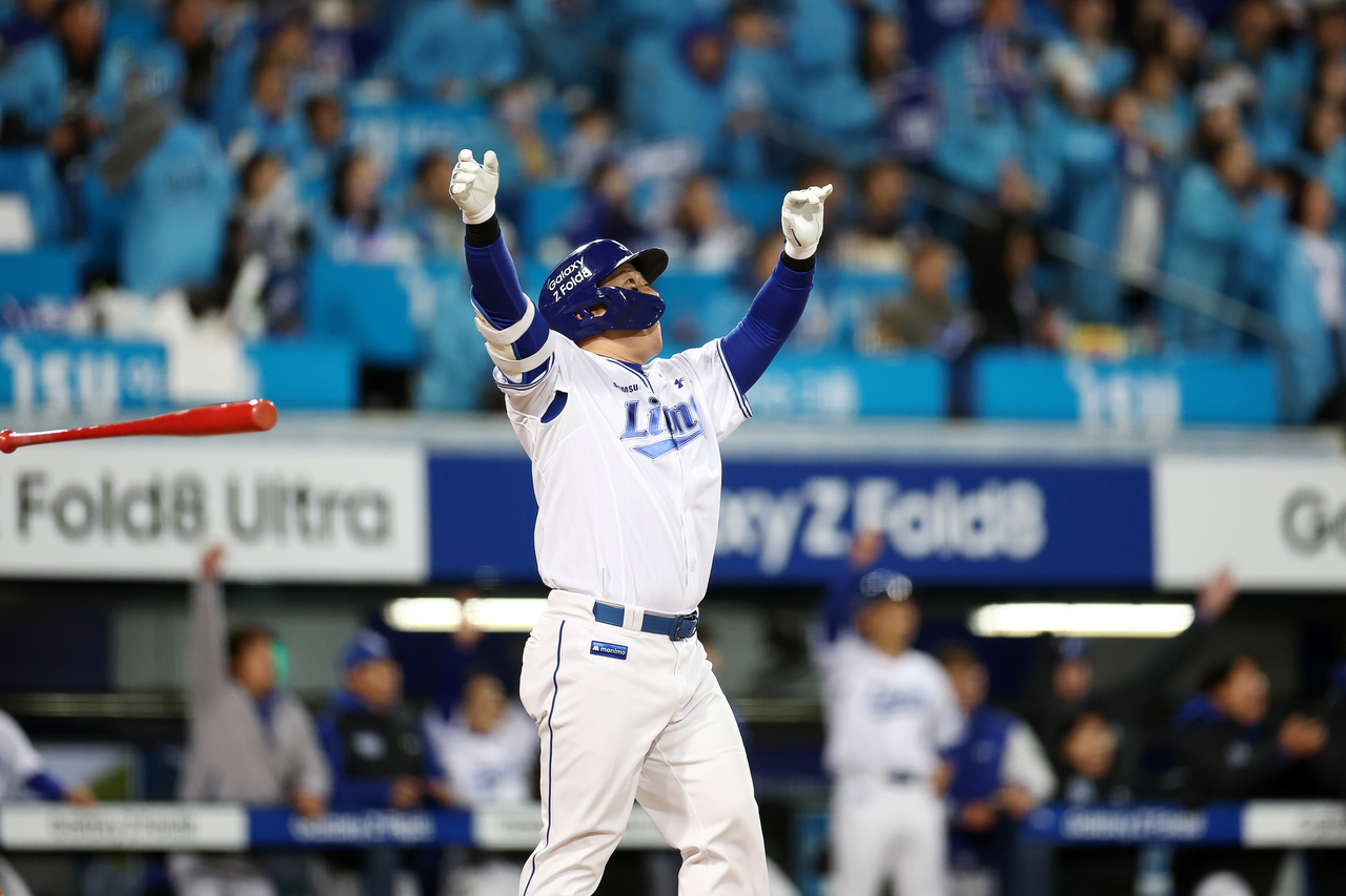 27일 대구 삼성라이온즈파크에서 열린 2026 KBO 포스트시즌 플레이오프 삼성 라이온즈 대 KIA 타이거즈 2차전. 7회 말 1사 때 삼성 최형우가 홈런 타구를 치고 배트플립을 하고 있다. [연합]