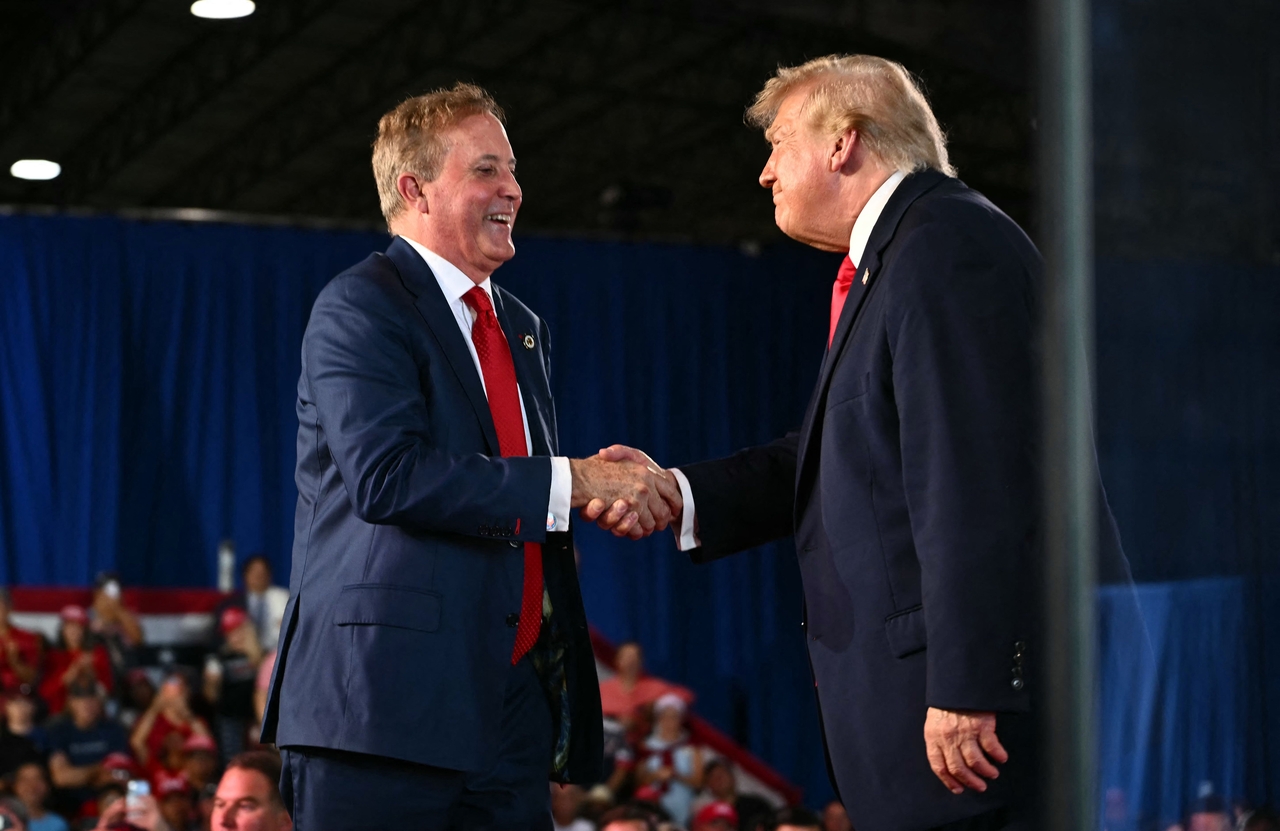 US President Donald Trump (right) shakes hands with Texas Attorney General and Republican Senate candidate Ken Paxton in Corpus Christi, Texas, Tuesday. (AFP-Yonhap)