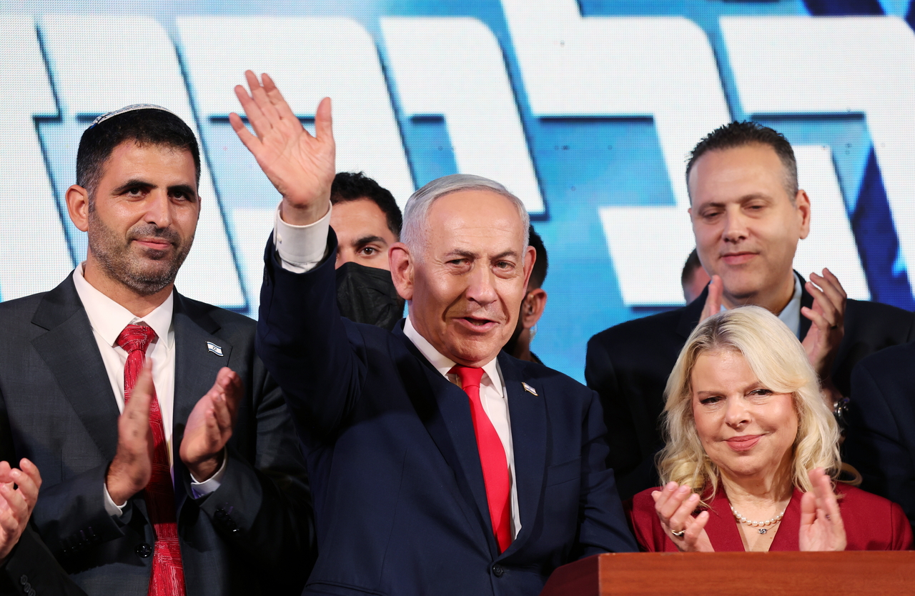Israeli Prime Minister Benjamin Netanyahu (center) gestures while addressing supporters Jerusalem on Wednesday. (EPA-Yonhap)