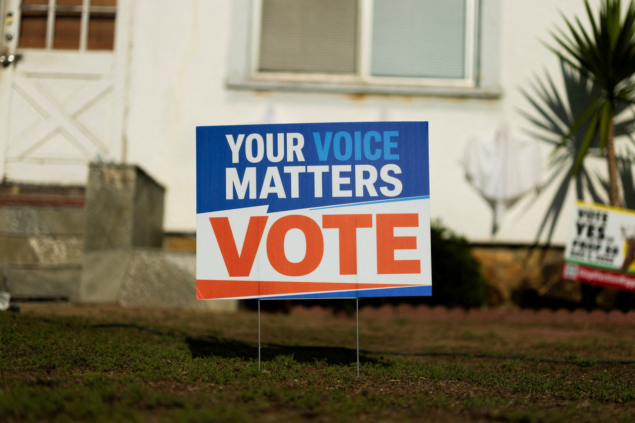 An election sign encouraging people to vote is displayed in the front yard of a residential home in Encinitas, California, Oct. 21. (Reuters-Yonhap)