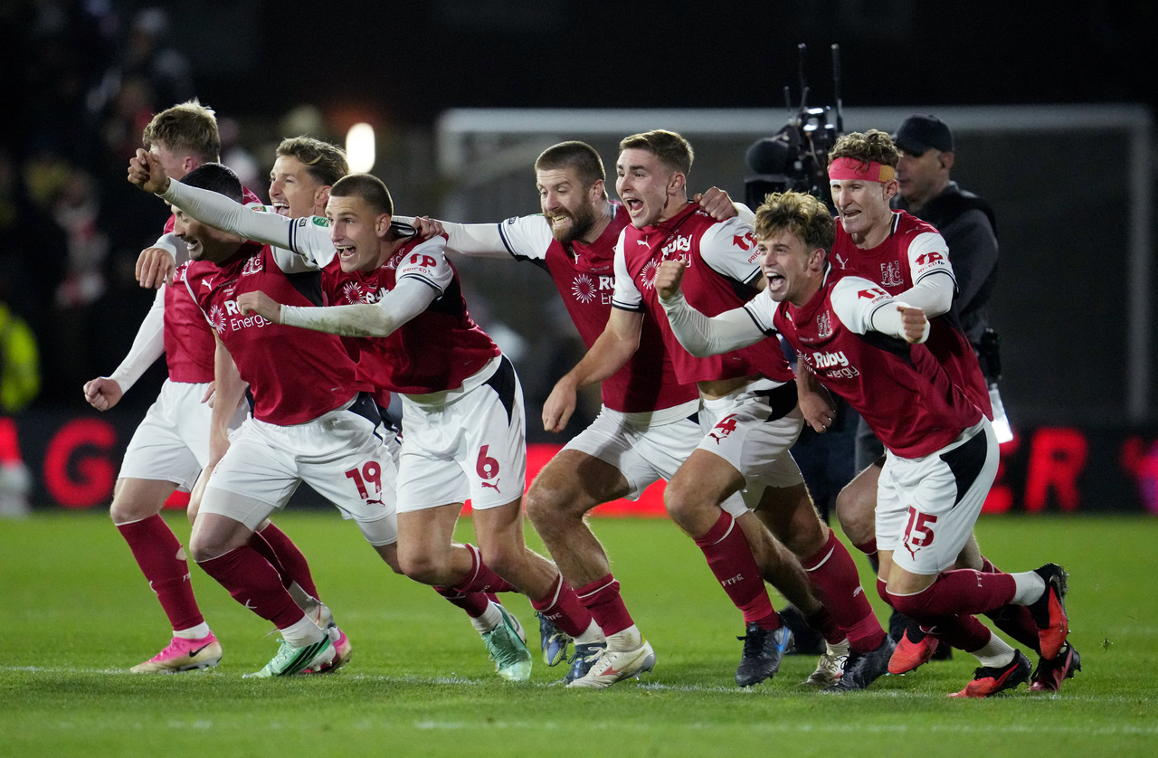 Fleetwood Town players celebrate winning the penalty shootout against Arsenal, at Highbury Stadium in Fleetwood. England, Tuesday.    (Reuters-Yonhap)
