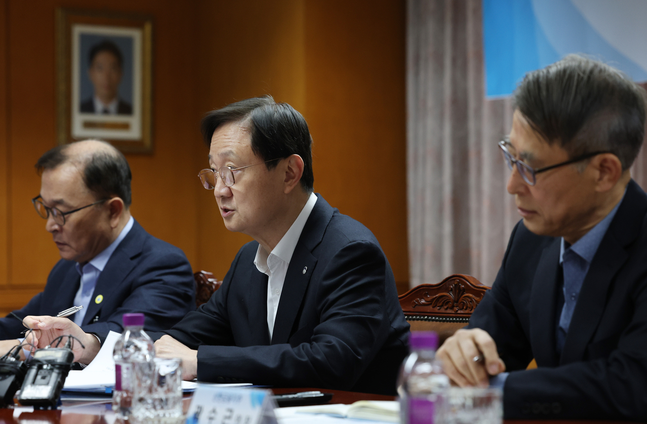 Financial Supervisory Service Director General Lee Chan-jin (center) speaks at a meeting with the board chairs of bank holding companies, held Wednesday at the FSS headquarters in Yeongdeungpo-gu, Seoul. [Yonhap]