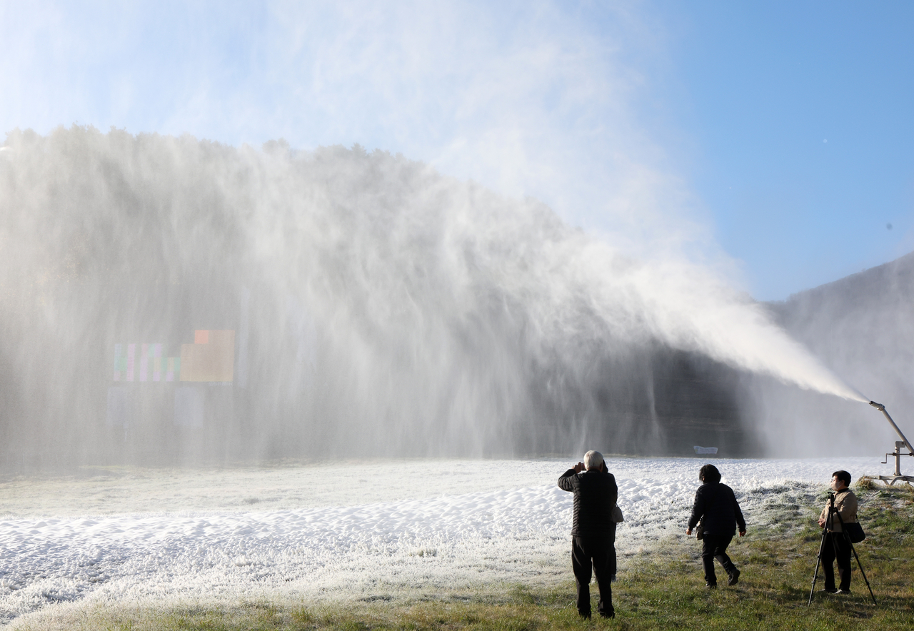 Snowmaking is underway on the slopes at Mona Yongpyong ski resort in Pyeongchang, Gangwon Province, on Tuesday, as morning temperatures in the province’s mountainous areas dropped to minus 6.4 degrees Celsius. (Yonhap)