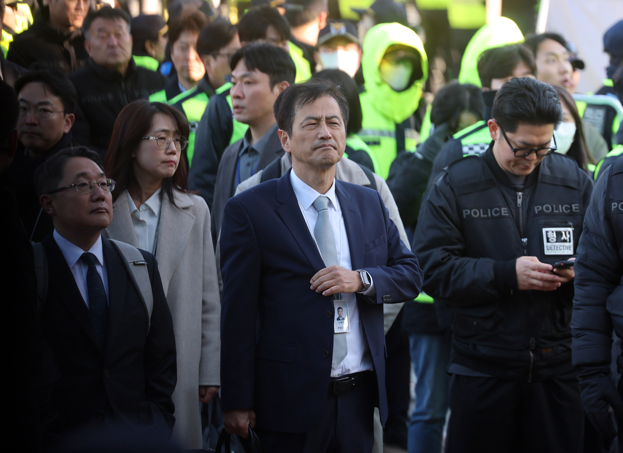 이태한(가운데) 특별검사가 28일 6·3 지방선거 투표용지 공개 검증을 위해 서울 올림픽공원 핸드볼경기장에 도착해 출입구를 살피고 있다.[연합]