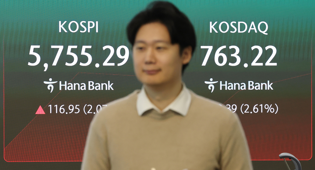 28일 서울 중구 하나은행 본점 딜링룸에 코스피와 코스닥 지수가 표시되고 있다. [연합]