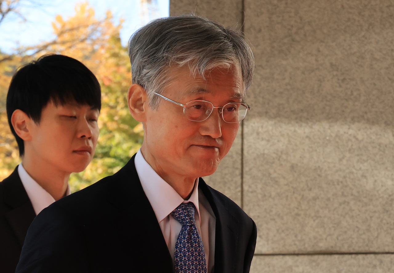 Supreme Court Chief Justice Jo Hee-de (center) enters his office in Seoul Wednesday.(Yonhap)