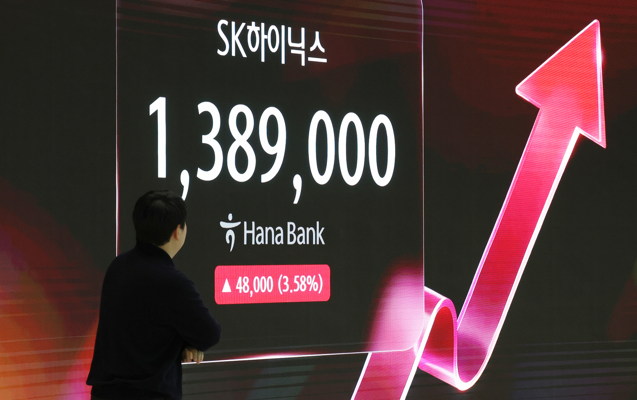 28일 서울 중구 하나은행 본점 딜링룸에 SK하이닉스 실시간 주가가 표시돼 있다. [연합]