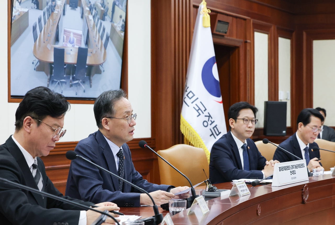 28일 서울 종로구 정부서울청사에서 열린 경제관계장관회의-과학기술관계장관회의 연석회의에서 이형일 부총리(왼쪽 두번째) 겸 재정경제부 장관이 발언하고 있다.  [연합]
