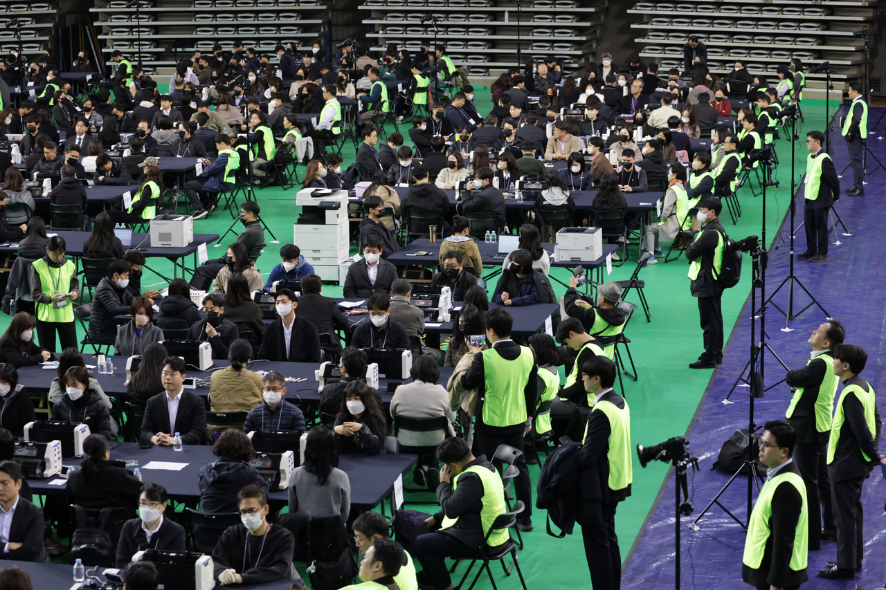 28일 서울 송파구 올림픽공원 핸드볼경기장에서 이태한 특별검사팀 관계자, 사무원, 참관단이  6·3 지방선거 투표용지 공개검증을 준비하고 있다. [연합]