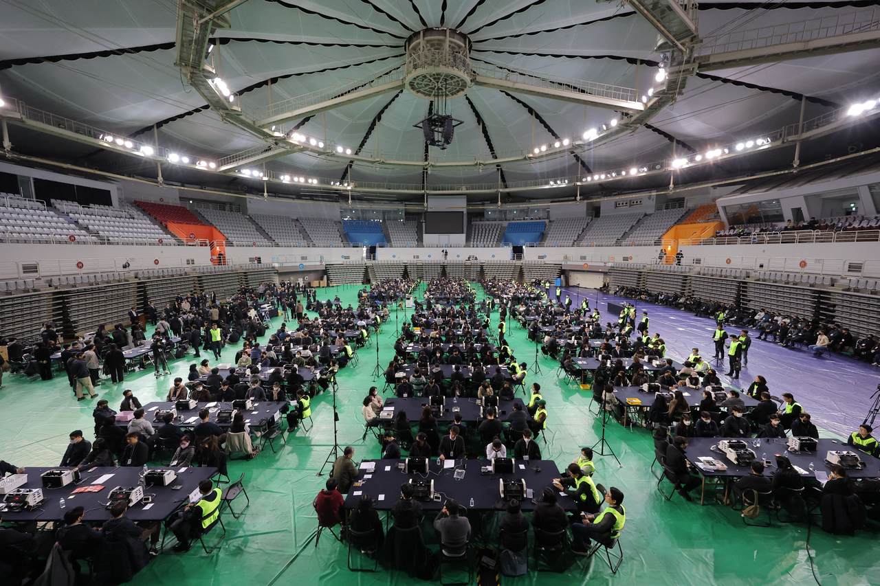 28일 서울 송파구 올림픽공원 핸드볼경기장에서 이태한 특별검사팀 관계자, 사무원, 참관단이  6·3 지방선거 투표용지 공개검증을 준비하고 있다. [연합]